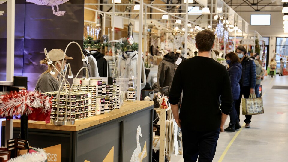 Des clients et des vendeurs au Grand Marché de Québec.