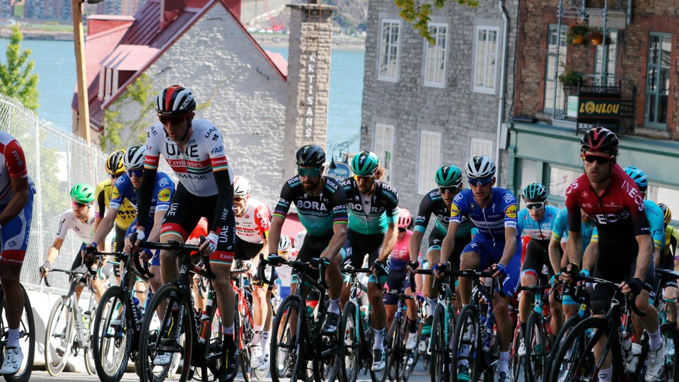 Des cyclistes montent une côte du Vieux-Québec