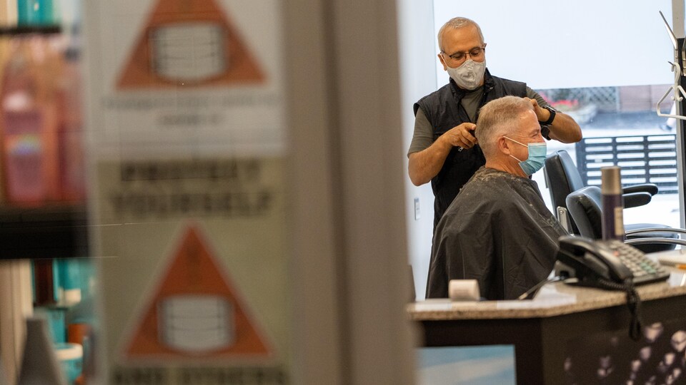 Un homme se fait couper les cheveux à Ottawa