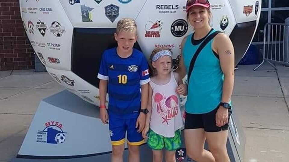 La famille pose devant un ballon géant.