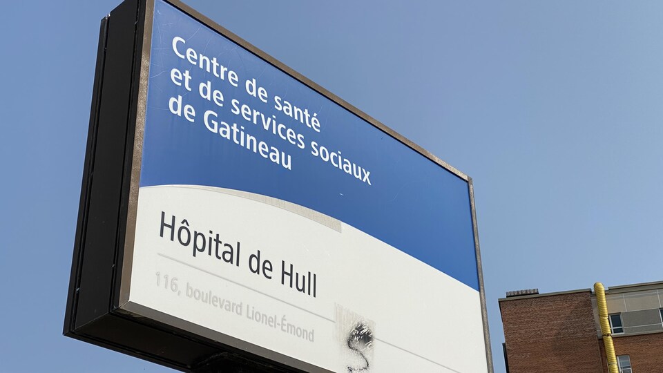 Gros plan sur l'affiche de l'hôpital de Hull.
