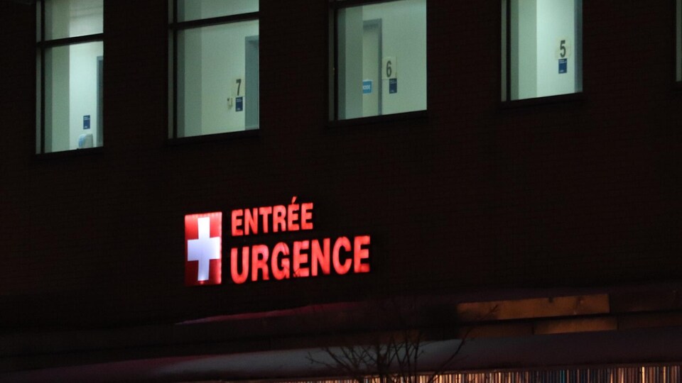 La devanture d'un hôpital durant la nuit.