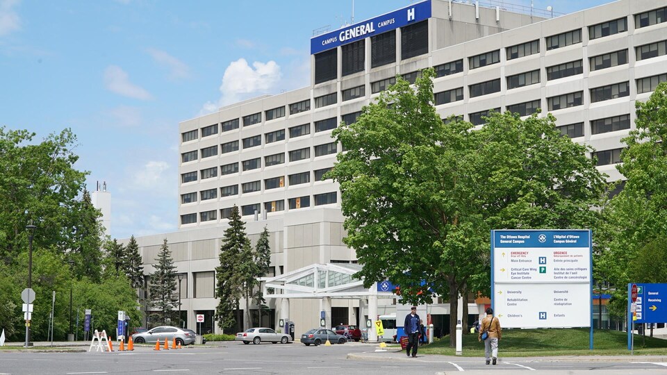 Vue extérieure de l'Hôpital d'Ottawa.