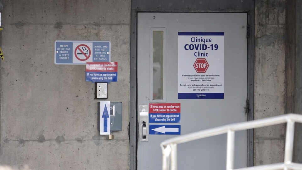 Affiche de la clinique COVID-19 collée sur une porte.