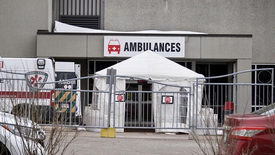 Un abri Tempo à l'entrée des ambulances.