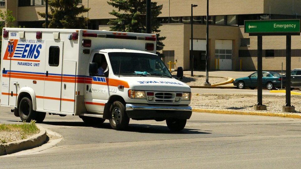 Une ambulance de Regina arrêtée à un coin de rue.