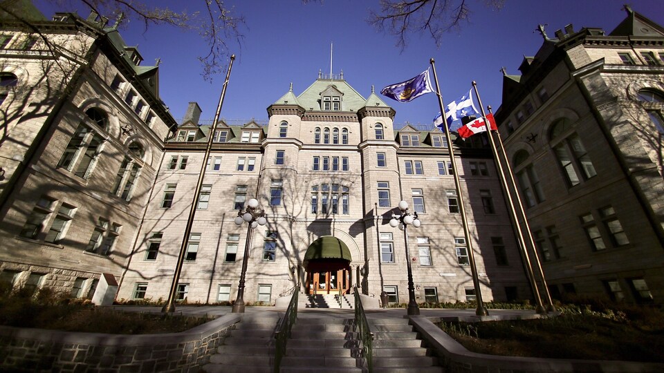 La façade de l'hôtel de ville de Québec.