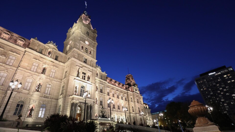 La façade de l'Hôtel du Parlement de l'Assemblée nationale, à Québec, un soir d'automne.