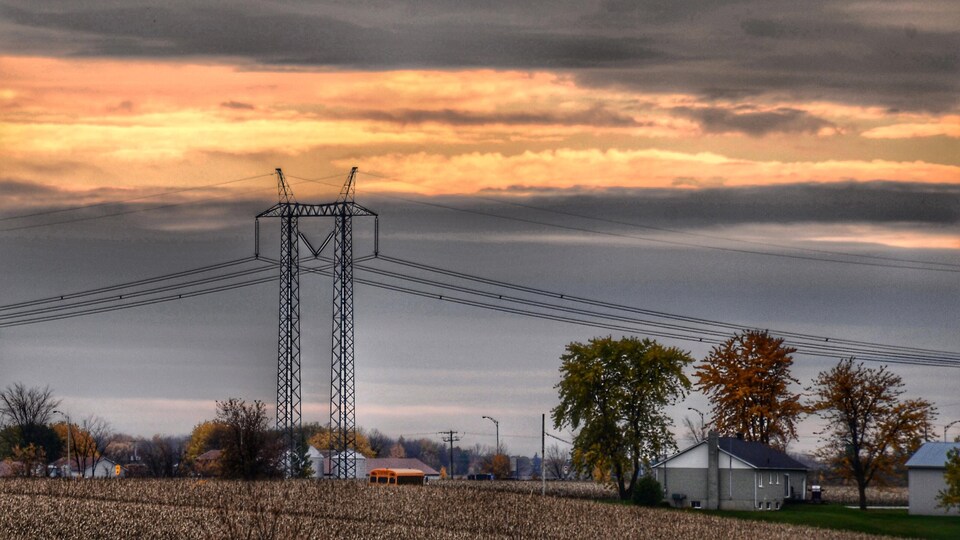 Poteau d'Hydro-Québec devant un ciel de fin de journée.