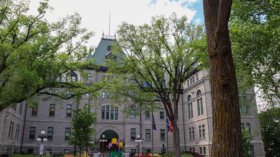 L'hôtel de ville de Québec en été.