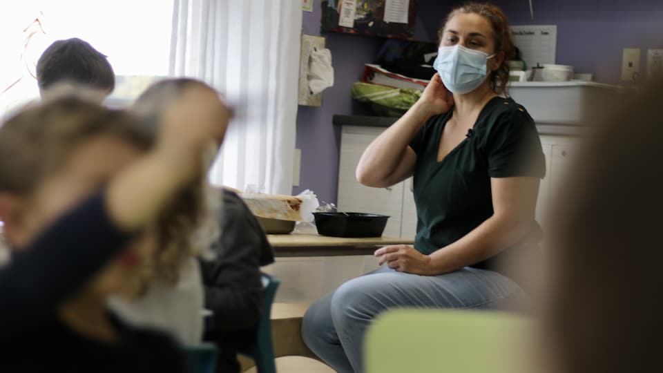 Une éducatrice avec des enfants dans un CPE.