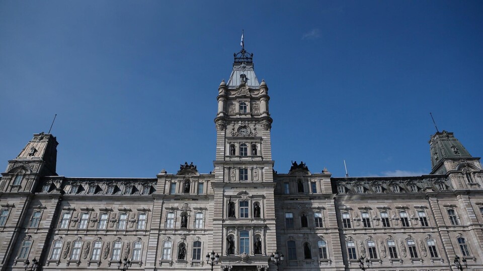L'édifice de l’Assemblée nationale du Québec vu de face.
