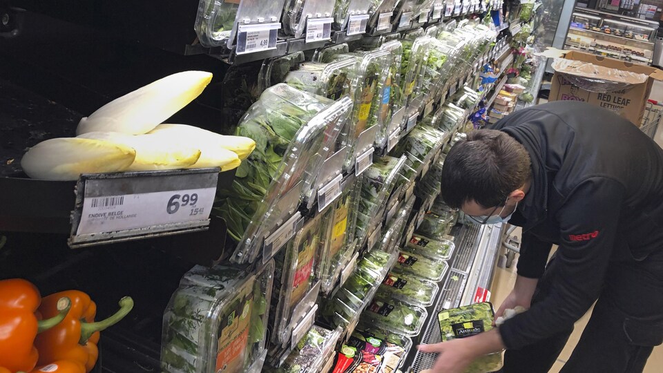 L'intérieur d'une épicerie.