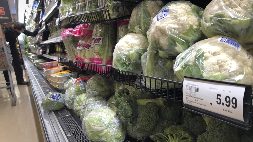 Le comptoir réfrigéré de légumes dans une épicerie.