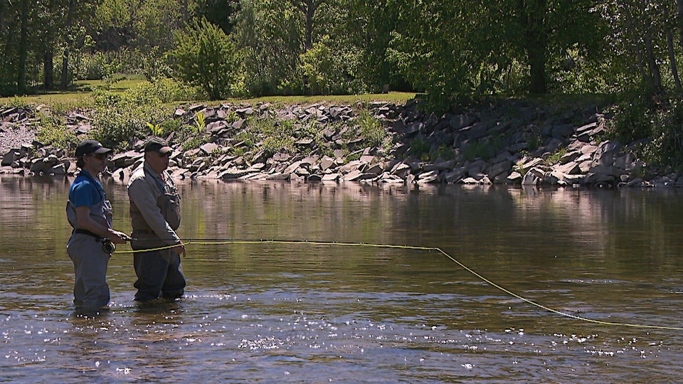 Deux pêcheurs de saumon dans une rivière.