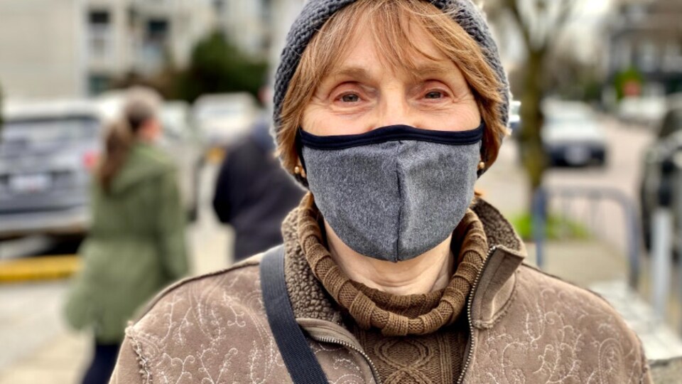 Une femme âgée portant un masque gris dans le quartier Kitsilano, à Vancouver.