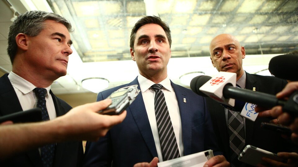 Jean-François Gosselin, chef de l’opposition à l’hôtel de ville de Québec, en mêlée de presse.