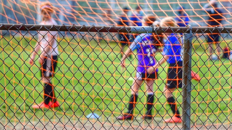 Des jeunes sur un terrain de soccer.