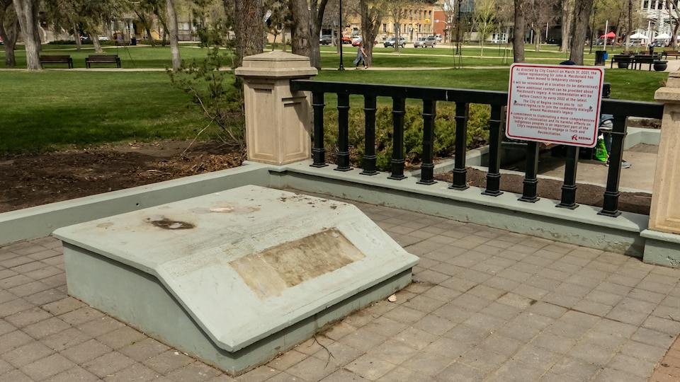 Le socle où reposait la statue de John A. Macdonald au parc Victoria de Regina est vide.