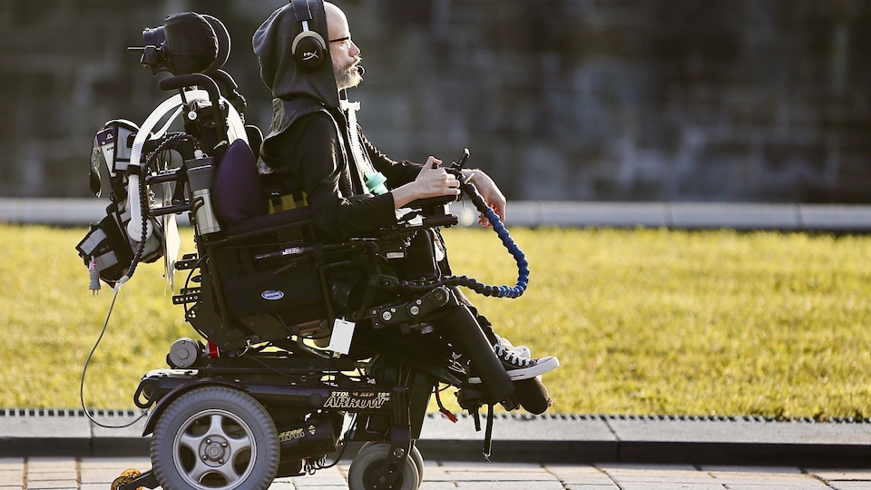Une personne en chaise roulante