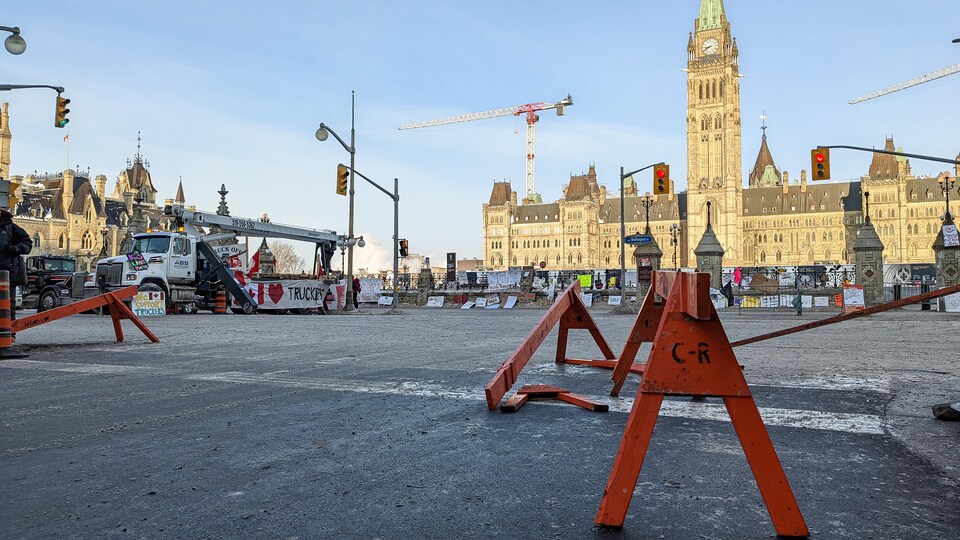 Des barricades bloquent des intersections de la rue Wellington, en face du parlement, à Ottawa.