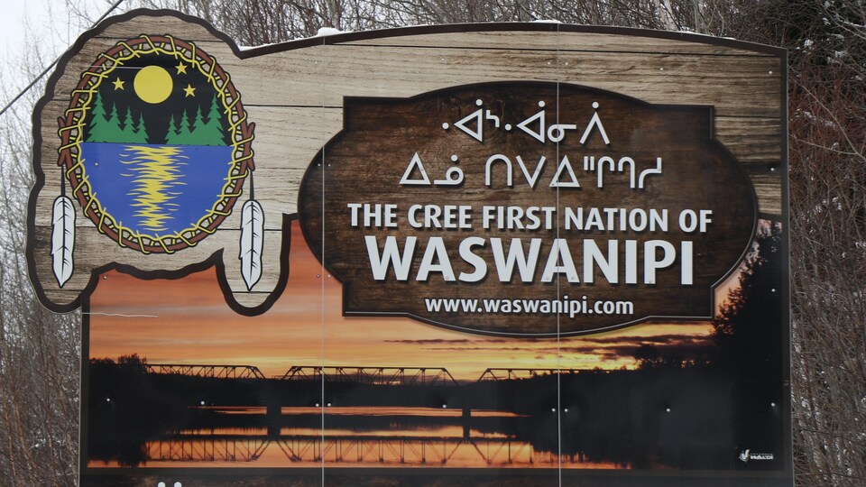 Un panneau annonçant la communauté crie de Waswanipi.