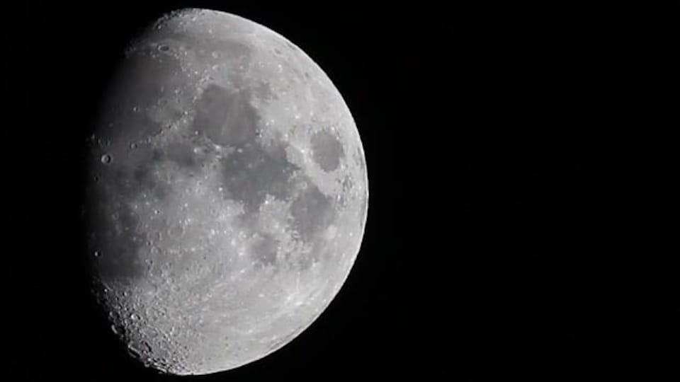 Gros plan sur la Lune, le seul satellite naturel de la Terre.