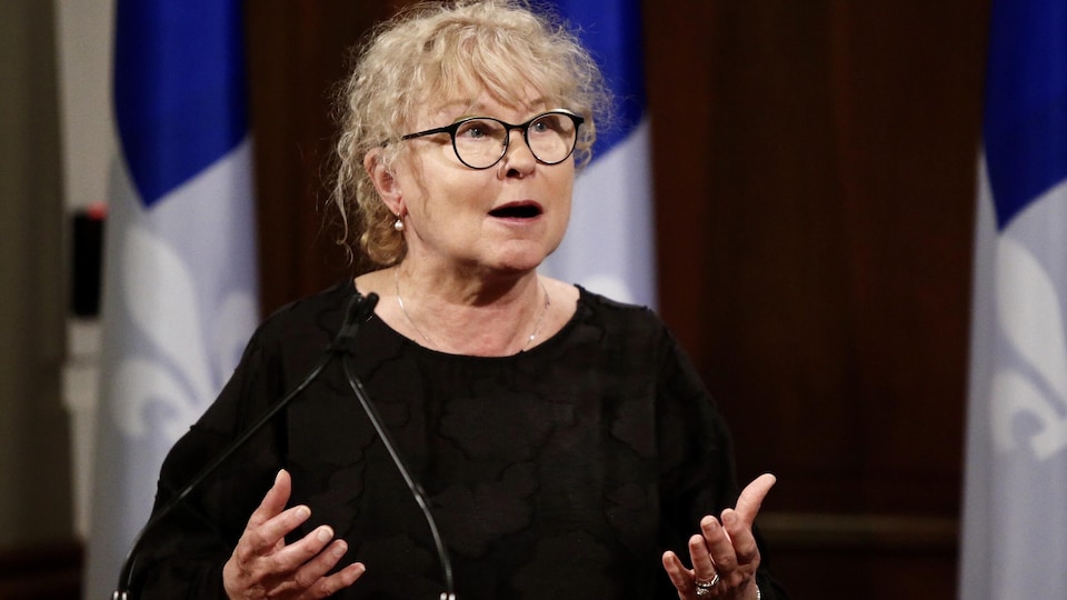 Marguerite Blais en point de presse.