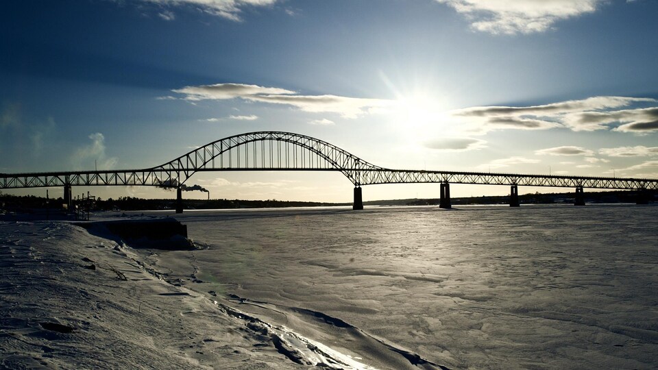 Le pont au-dessus de la rivière Miramichi par une journée d'hiver ensoleillée.