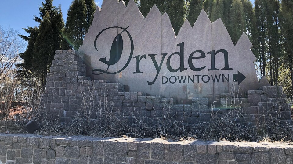 Panneau indiquant le centre-ville de Dryden, en Ontario.