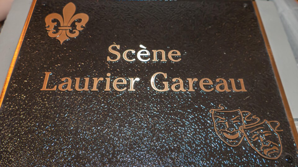 La scène du Bistro du Carrefour des Plaines a été renommée « Scène Laurier Gareau ».