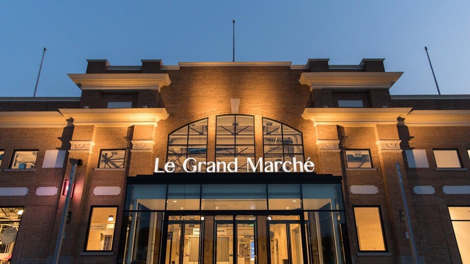 L'entrée du Grand Marché photographiée le soir.