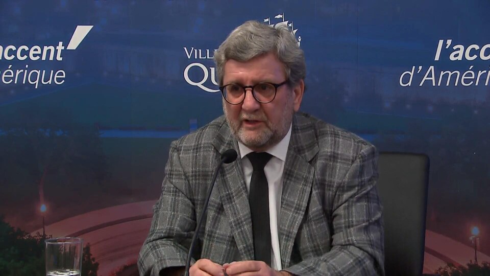 Régis Labeaume prend la parole lors d'un point de presse à l'hôtel de ville de Québec.