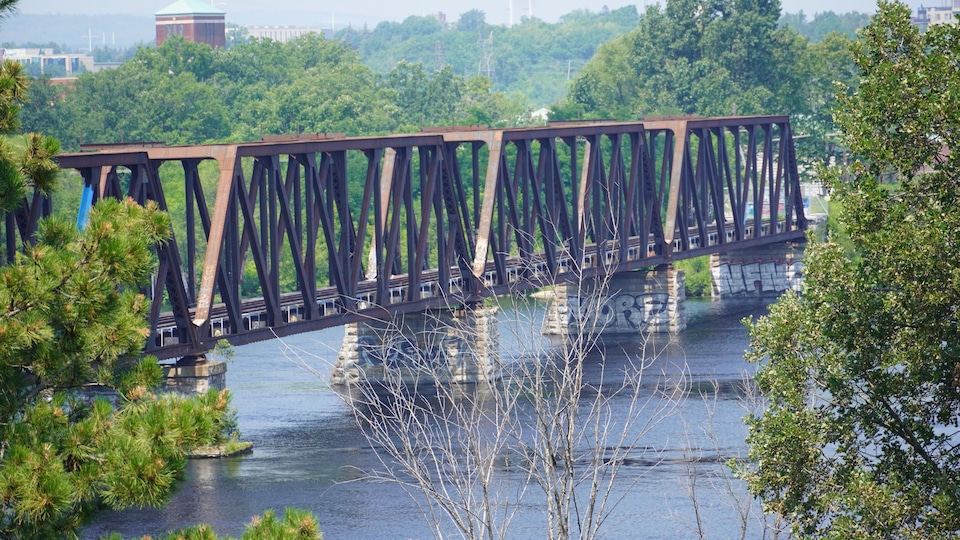 L'ancien pont ferroviaire qui enjambe la rivière des Outaouais.