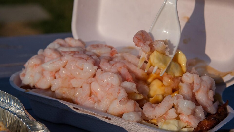 Une poutine aux crevettes nordiques.