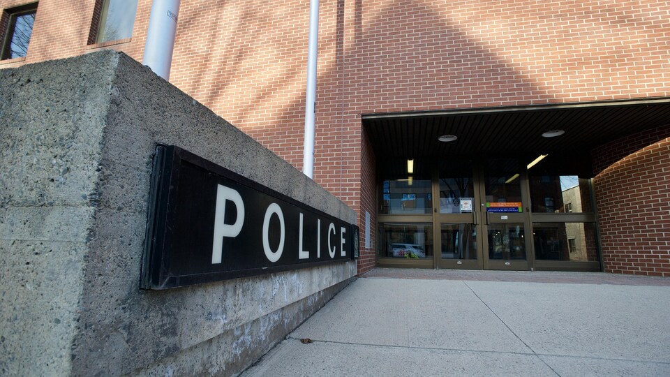 L'entrée du poste de police.