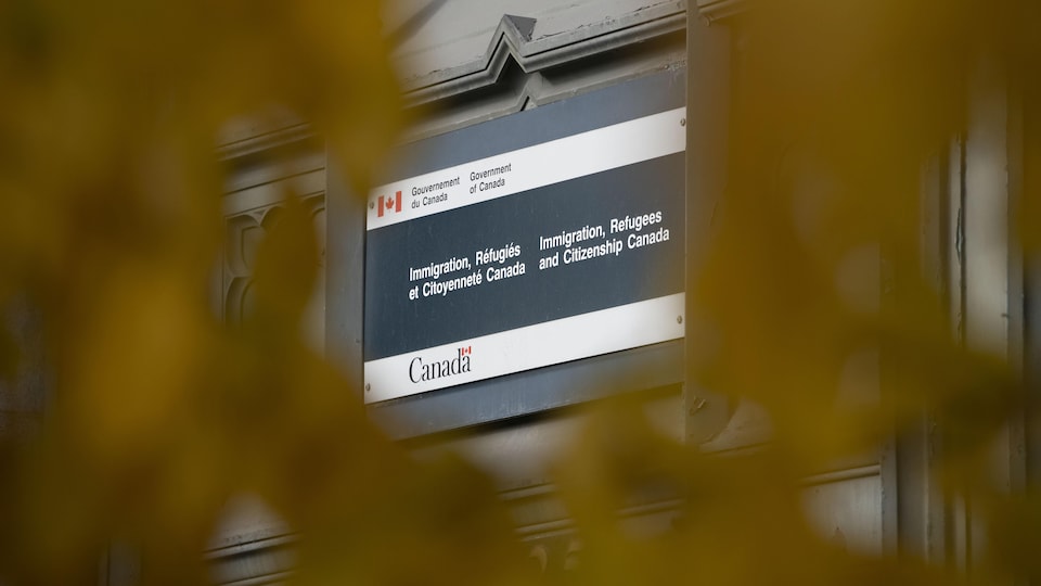 La façade des bureaux d'Immigration, Réfugiés et Citoyenneté Canada.