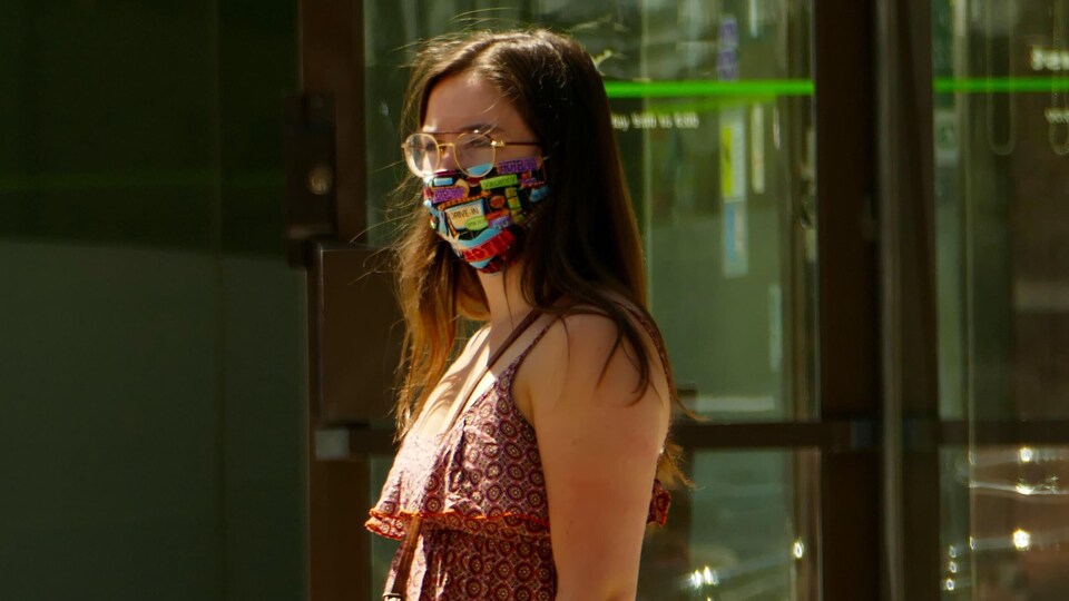 Une personne qui porte un masque.
