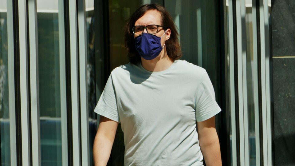 Une personne portant un couvre-visage dans la rue.