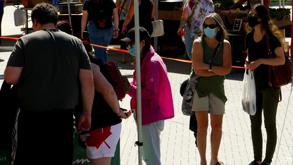 Des gens portant des masques à Regina.