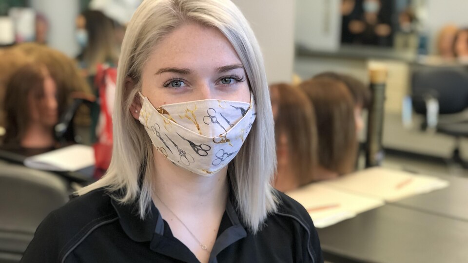 Maddison Loiselle au salon de coiffure du collège Boréal.