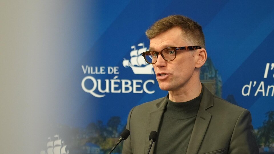 Bruno Marchand lors d’un point de presse à l’hôtel de ville de Québec.