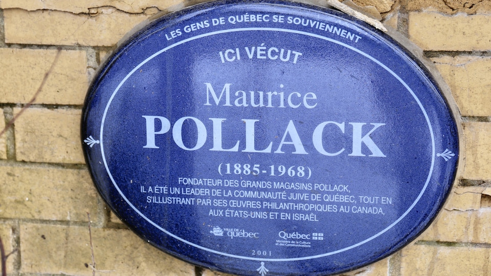 Une plaque commémorative bleue affichée sur la Maison Pollack.