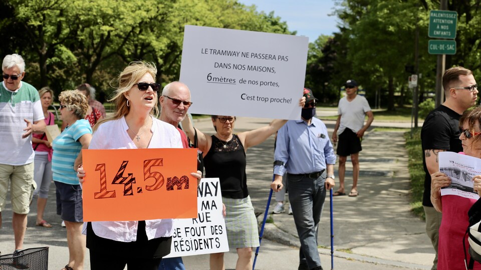 Une manifestation de citoyens qui demandent le déplacement du tracé de tramway à Québec.