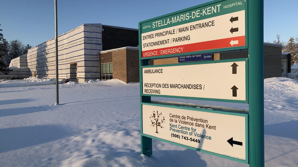 Une pancarte indique comment se rendre à l'Hôpital Stella-Maris-de-Kent. L'hôpital est en arrière-plan.