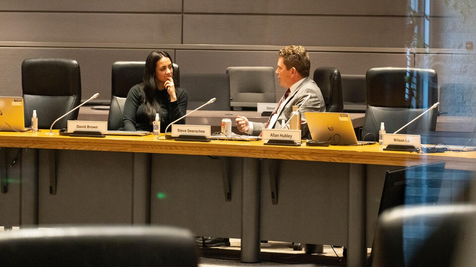Catherine Kitts et Steve Desroches en pleine discussion dans la salle du conseil.