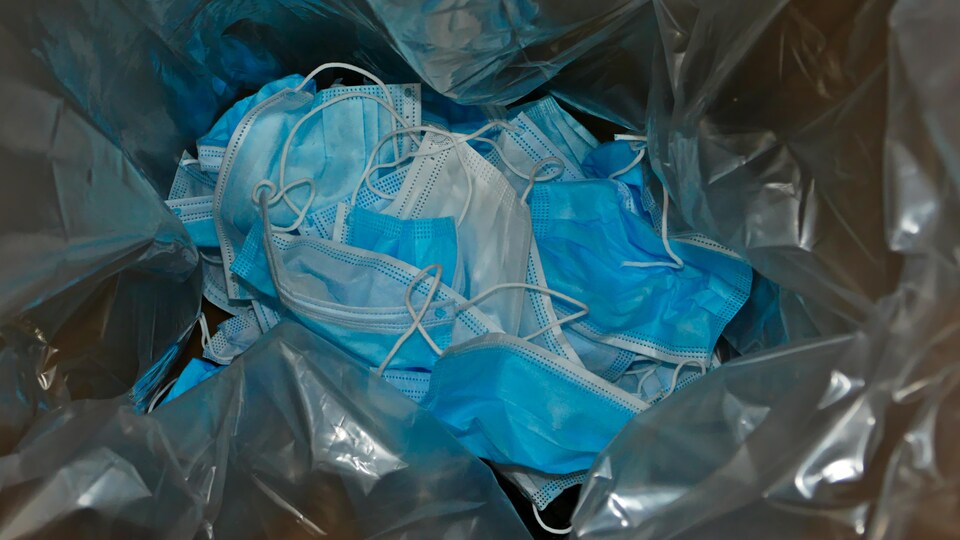Des masques dans les poubelles.