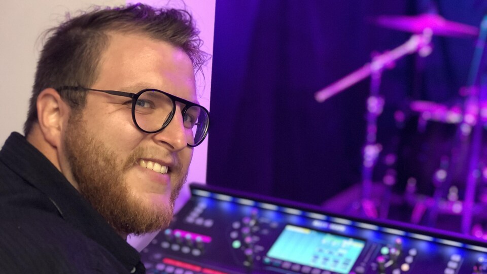 Matteo DeSimone devant sa console de son.