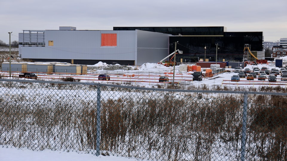 Une usine en construction en hiver.