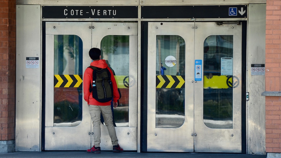 Une personne rentre dans le métro de Montréal